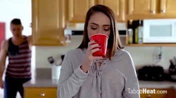 Gata peituda submissa dando e levando gozada na sua boquinha de veludo